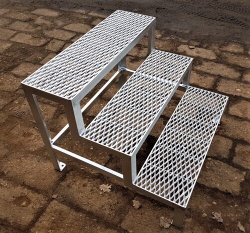 11032022_06 Stahltreppe 3 Stufen Freistehend