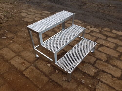 20220309_083632 Stahltreppe 3 Stufen Freistehend