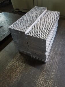 Treppenstufen Stahl Rutschfest Streckmetall verzinkt