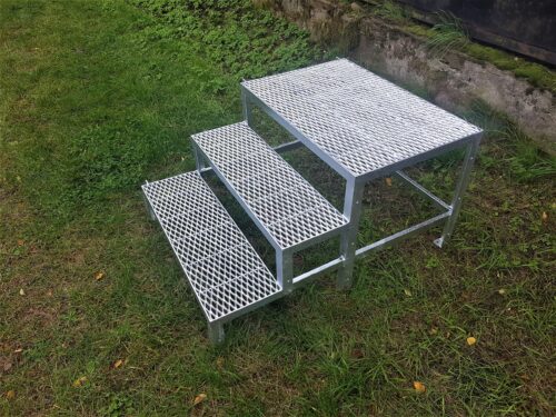 Stahltreppe 2 Stufen mit Podest