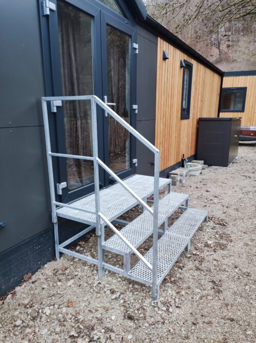 2 Stufen mit Podest Stahltreppe mit Geländer