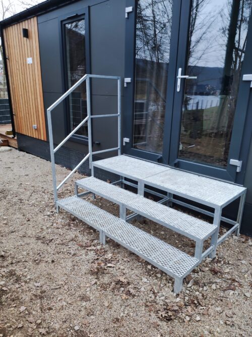 2 Stufen mit Podest Stahltreppe mit Geländer