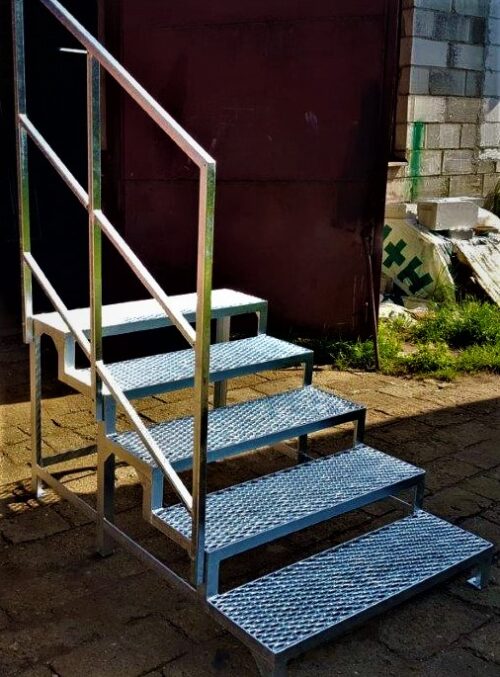 Stahltreppe 5 Stufen mit Geländer