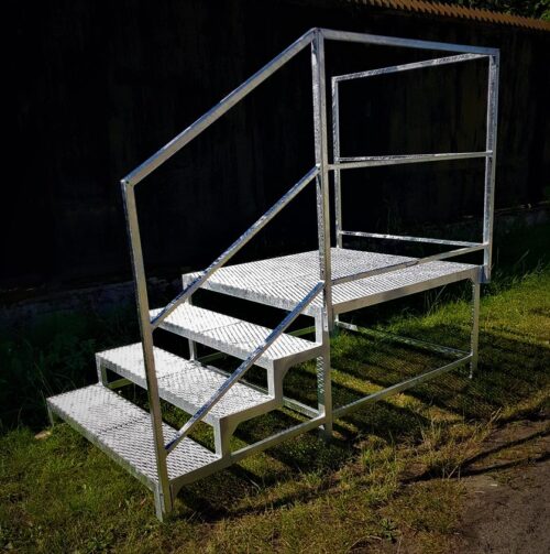 Außentreppe 3 Stufen mit Podest Metalltreppe verzinkt Rutschfest