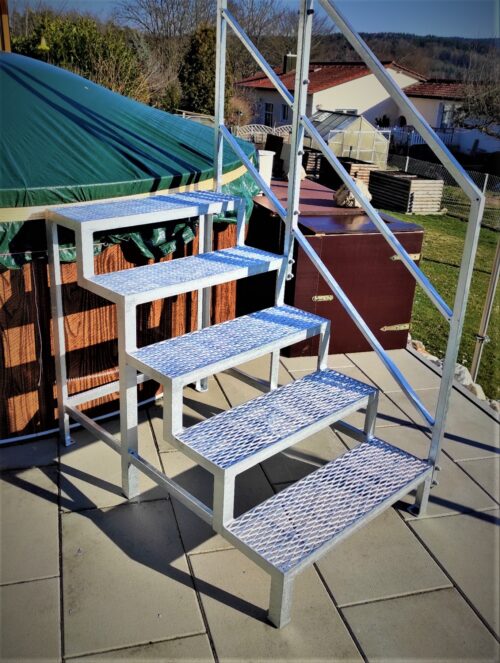 Stahltreppe 5 Stufen mit Geländer