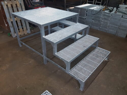 Stahltreppe 3 Stufen mit Podest