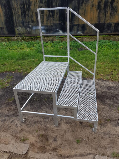 Podesttreppe 2 Stufen mit Geländer, Freistehend verzinkt