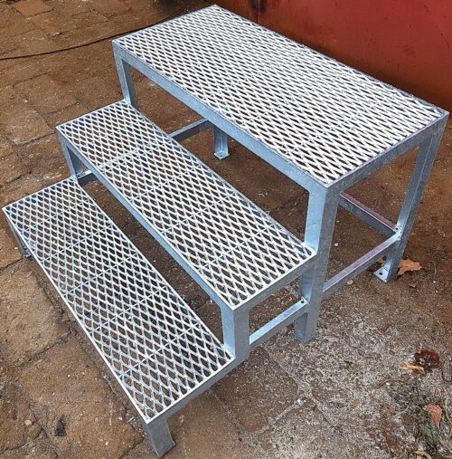 Metalltreppe_2_Stufen mit Podest Außentreppe verzinkt