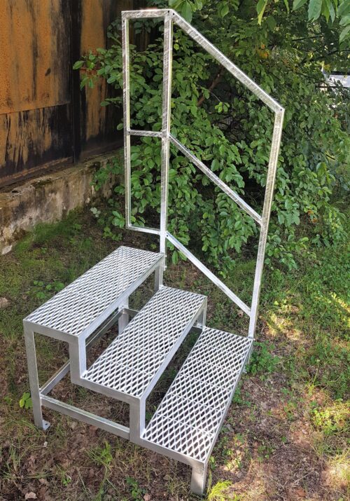 Stahltreppe 3 Stufen mit Geländer