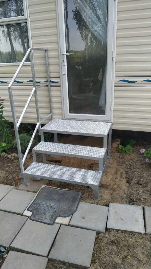 2 Stufen mit Podest Stahltreppe mit Geländer